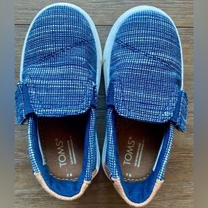 New TOM’s Size 6 Denim Blue loafers